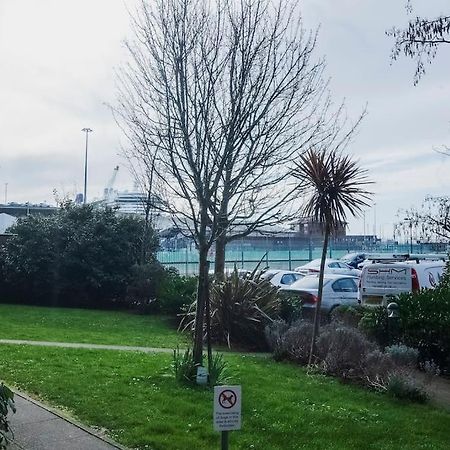 1-Bed Flat In Ocean Village Southampton Esterno foto
