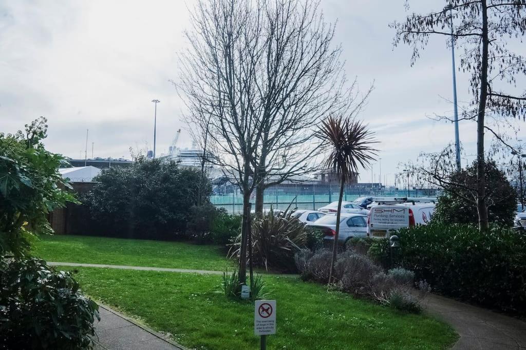 1-Bed Flat In Ocean Village Southampton Esterno foto