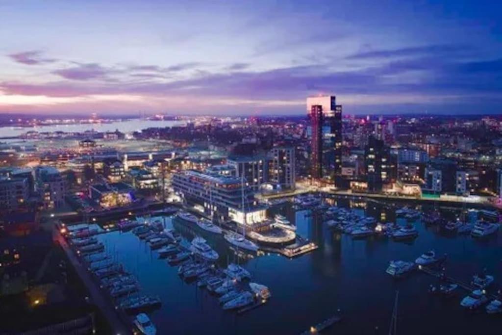 1-Bed Flat In Ocean Village Southampton Esterno foto